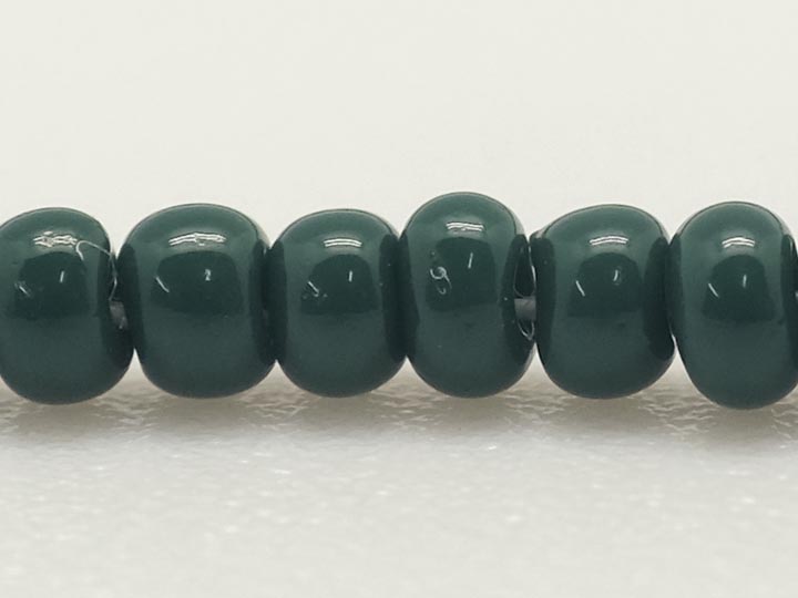 10/0 Seedbead Opaque Dark Green (500 g bag) glass beads