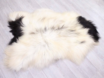 Icelandic Sheepskin: Piebald: 130-140cm or 52" to 56" 
